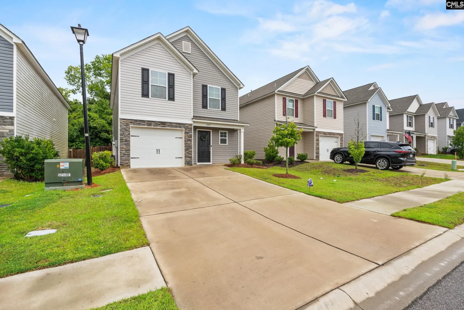 1069 Crescent Moon Loop
